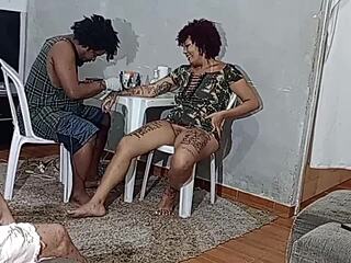 Tak tahan nafsu dan akhirnya hisap kote air mani panas semasa ditatu