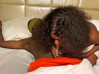 Adik Tiri Kecil Bangunkan Saya Dengan Blowjob Di Bilik Tidur. Kami Goda Satu Sama Lain, Membawa Kepada Squirting Dan Klimaks.