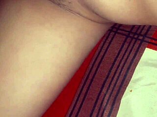 곱슬머리 브루넷 학생 보스 엉덩이 숭배하다 글래머 불륜