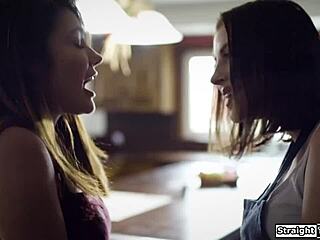 Il piano subdolo della matrigna riesce nel sesso lesbico con vecchia e giovane 18+ tette e leccate 😏.