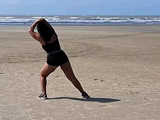 아내가 사정 후 보지 손가락으로 자위하며 뒷마당에서 알몸으로 구부려