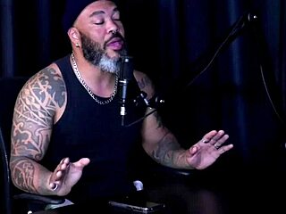 depois das férias, minha ansiedade me levou a um fetiche interracial com um homem tatuado.