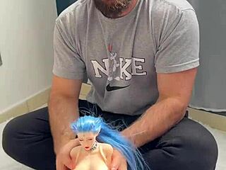 난 작은 18+ 섹스 인형 거대한 자지에 박혀