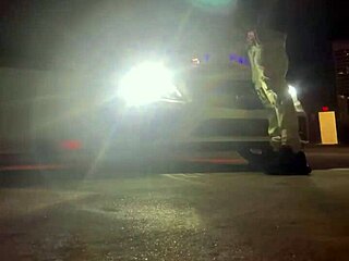 ครีมปี้ลานจอดรถเบลสตรีท โดนอมร่านๆ แล้วเย็ดท่าหมา