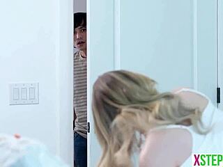 Sorellastra cerca aiuto dal fratellastro in scenario di roleplay taboo