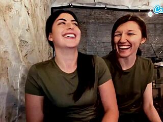 Две аматерске лезбијске војнице љубе се, прсте и играју са пицама у касарни