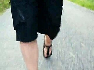 Morgens Mit Nylonf��en In Birkenstocks Unterwegs