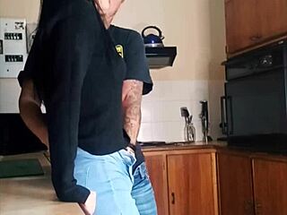 เพื่อนสนิทเย็ดฉันในครัวตอนหมอนั่นดูทีวี