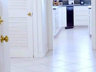 Ibu tiri tangkap anak tiri melancap dan tolong dia