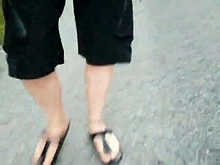 Morgens Mit Nylonf��en In Birkenstocks Unterwegs