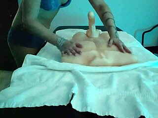 Sexig massage med vackra Emy Angel som blir till het onani