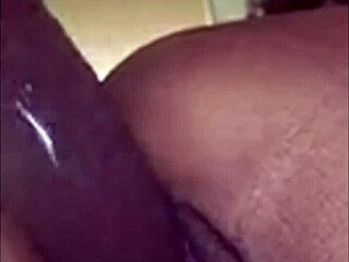 Ebony güzeli büyük am dudaklarını dev dildo ile karşılaştırıp ıslak orgazm oyunu yapıyor