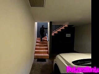 문신 귀여운 여자가 오디션 중 차에서 블로우잡