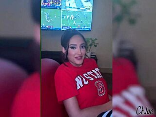 ゲームデイの誘惑、ホットな大学ルームメイトChloe Amourとエロい遊び