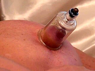 Зрелая женщина с большими сиськами сосет вибрирующие чашки