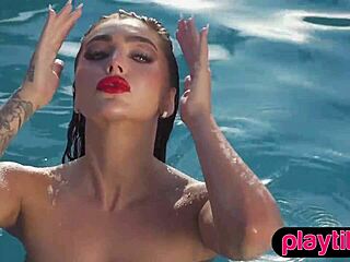 Iso-perseinen upea kaunotar riisuu flauntaakseen alasti uima-altaassa