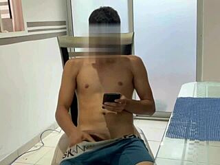 Encuentro al cachondo de mi hermanastro dándose una jalada de polla y quiero ayudarle historia completa 😏