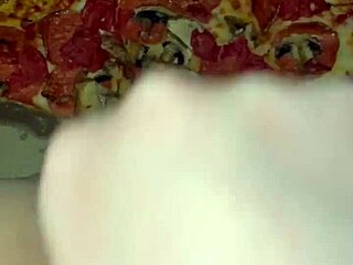 هاوية سعودية عربية Snoewwhite في لوس أنجلوس تستمني بطعام فيتيش كينكي