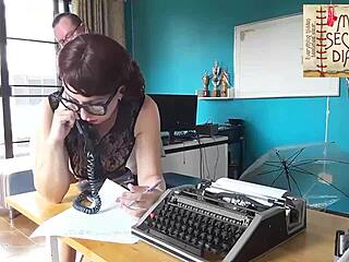 老板办公室猛干秘书小穴和口交