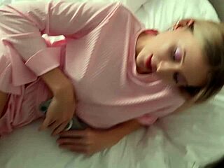 لماذا لا ترحل أختي غير الشقيقة؟ إنها تشتهي تذوق زبي الكبير!