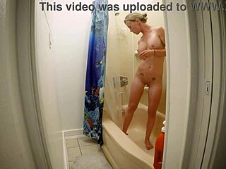 Κρίστι Λαβ Κούκλα Μουσκεμένη Και Άγρια Στο Ντους