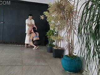 sexo arriscado com meu vizinho na garagem de casa enquanto corno esta no banho