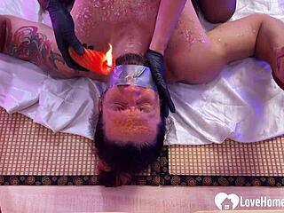 Trestám svého špinavého manžela rozpáleným voskem všude