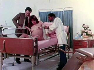 Винтажный темный лондонский межрасовая беременная тройничка в тени свинг-шестидесятых