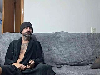 minha meia-irma assiste tv comigo deitou em meus joelhos arrisquei uma punheta que deu creampie