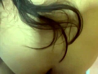 아름다운 긴 머리 큰 엉덩이 여자가 스윙어에게 박힘