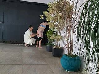 sexo arriscado com meu vizinho na garagem de casa enquanto corno esta no banho