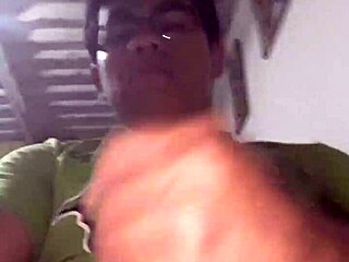 Peruansk tenåring 18+ gir fantastisk håndjob i stua!