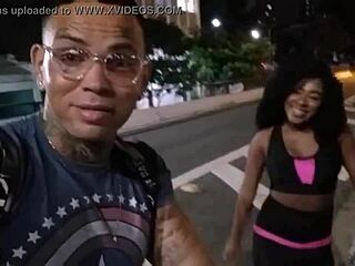 あのホットなブロネット黒髪をストリートで危険を承知で犯した？