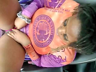 Bil moro mens du kjører på veien med stønning og leker