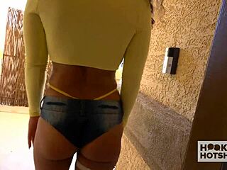 Belleza negra de piel clara Kitt Lacey disfruta juego sucio con cita