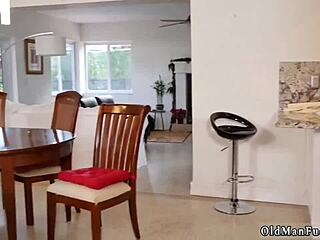 늙은 첫 경험 슈퍼 핫 타말레와 차분히