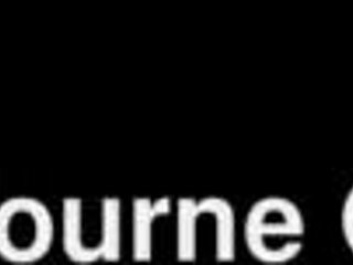 מקבלת העלאה בשכר