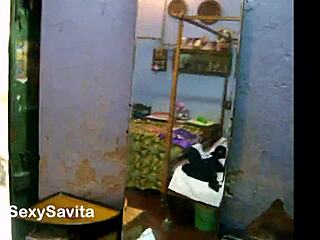 Savita Bhabhi fingerknullar fitta till sprutorgasm