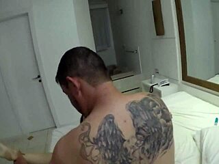 Duas gatas chupando e querendo leite 😋