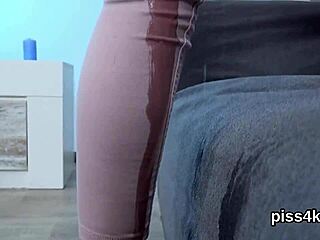 可愛いレズビアンがお互いのマンコに極上おもちゃで濡らしながらおしっこを飛ばす