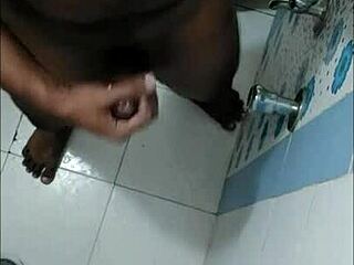 Sama Prepares For Bathing Masturbation In Detailed Solo Video