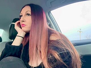 Artemisia Love polttaa tupakkaa autossa näyttäen isoja tissejään nänni