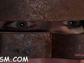 Lusty darling spreads her erotic nana