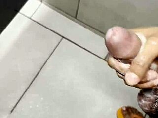 i'm a latina bodybuilder masturbating dirty in the gym bathroom for the first time