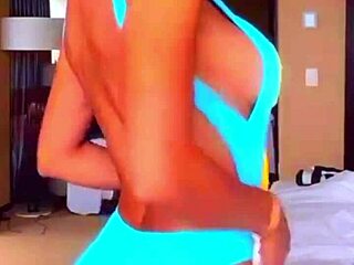 i cant stop staring at this model's beauitful ass, she's such a salope