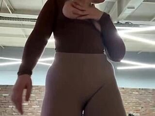 Je me branle en public extrême à la salle de gym