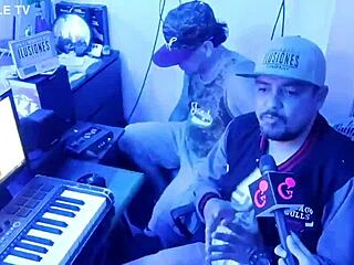 Nyanyi Di Bas Kepada Pencipta Master Kompositor Dan Penyanyi