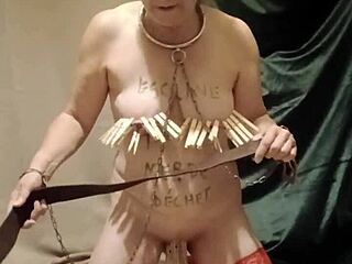 Esclave f endoctrinée avec pisse, pinces et ceintures, indices subtils de contrôle