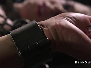 Kleine Titten Sub in strenger Bondage ausgepeitscht