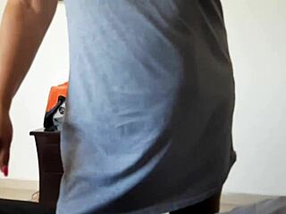 encuentro a mi hijastro masturbándose qué rica polla